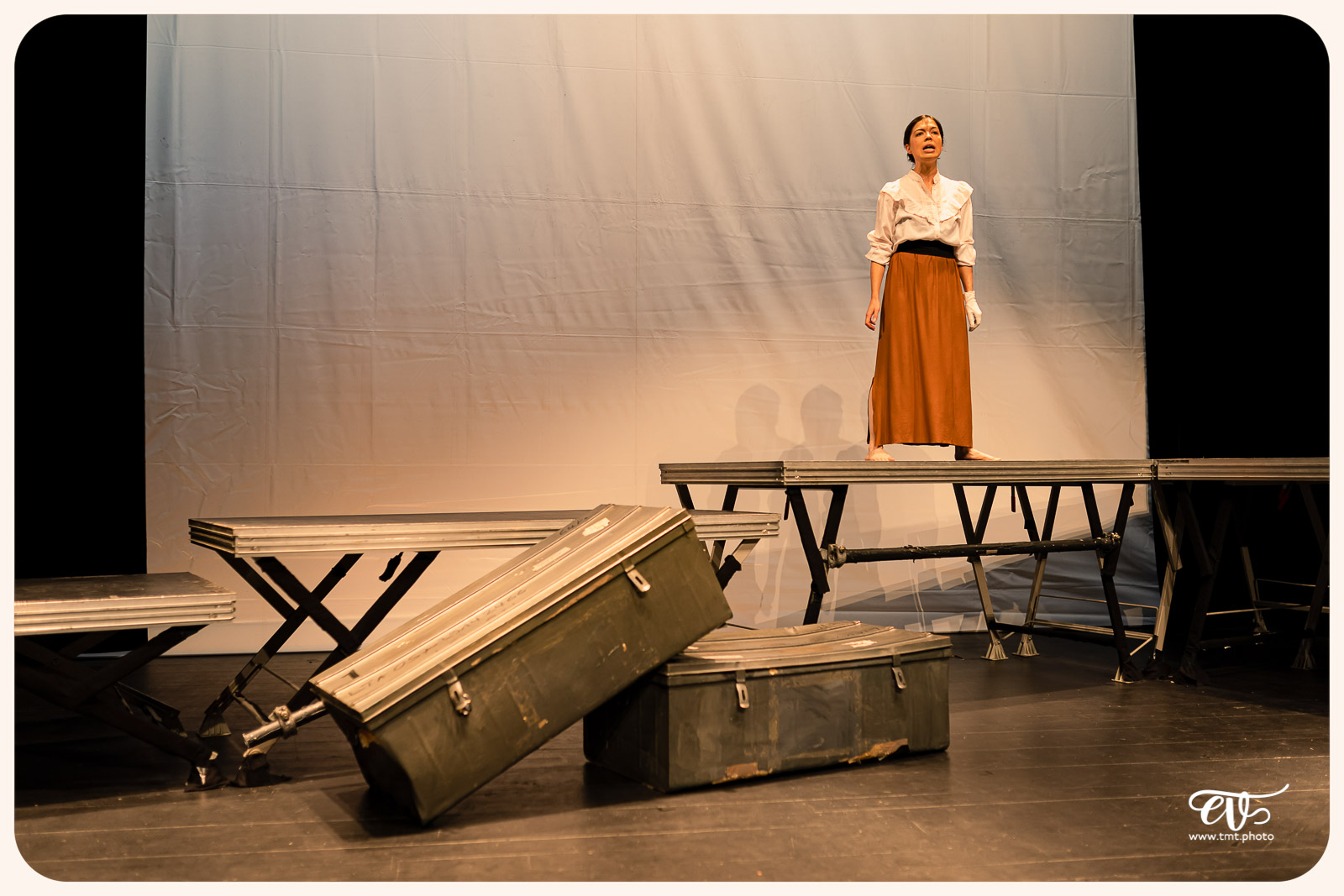 LA MESNIE H. - UN JOUR D'ÉTÉ